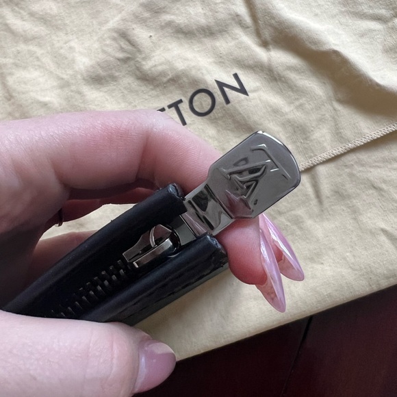 Authentic like new Louis Vuitton black monogram toiletry pouch 26 - Picture 9 of 10